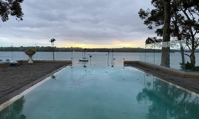 Coal Point House | Luxurious Waterfront at Lake Macquarie