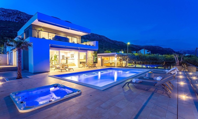 Kastel Gomilica Villa | Luxurius Villa Aria with heated 45sqm pool, jacuzzi and seaview