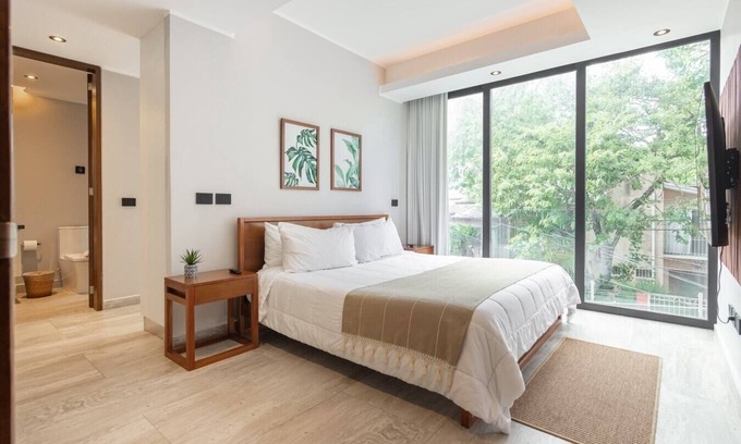Tohoku Apartment | Luxury 1BD Condo 3 blk from 5th Ave W/PoolandParking