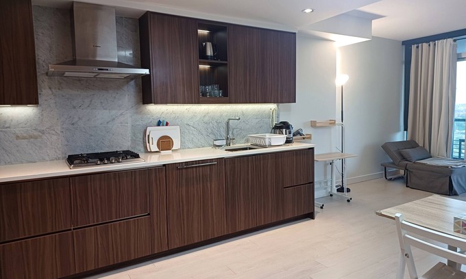 Burnaby Condo | Luxury 1BR High-Rise Condo in Brentwood | Views, SkyTrain, Patio, Amenities