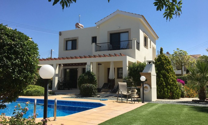 Kouklia Villa | Luxury 3 bedroom villa, private heated pool, beautiful gardens, Winter lets