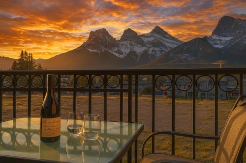 Canmore House | Luxury 3B Mountain Views- Pool & Hot Tub -Sleeps 10