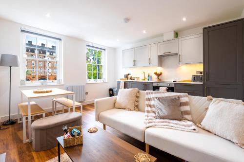 Kentish Town Apartment | Luxury 3BR Pool Table GymBike SmartTV WiFi AC