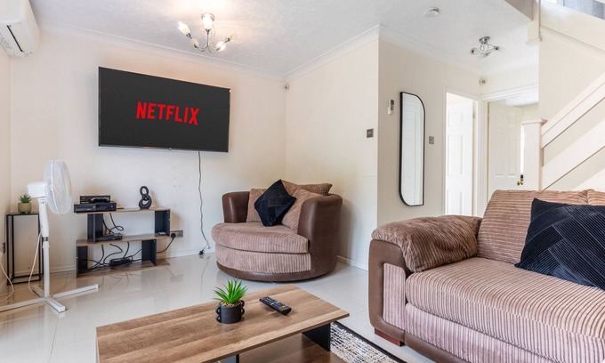 Dartford House | Luxury 3BR Sleeps 8 Parking