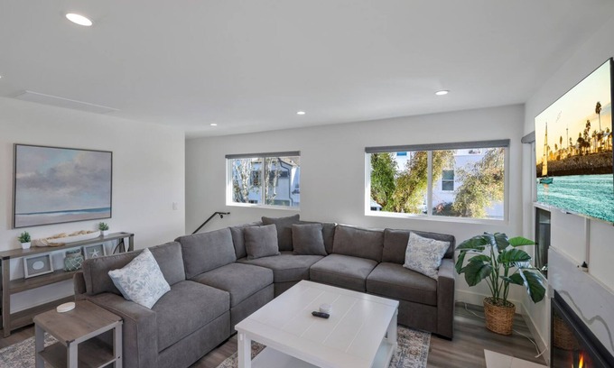 Corona del Mar House | Luxury 3BR - Two Decks, Firepit, AC, Walk to Beach!n