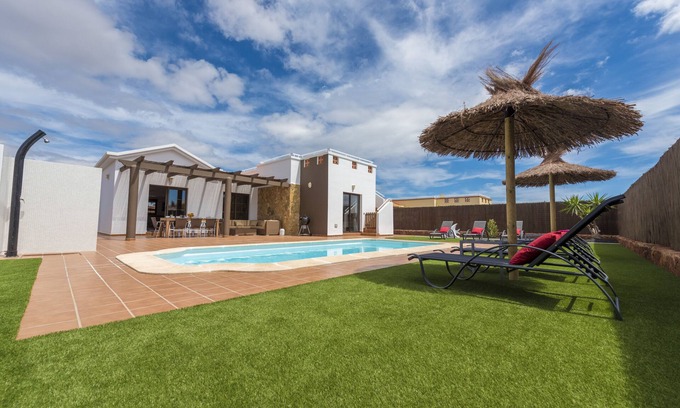 Caleta de Fuste Villa | Luxury 4-Bedroom Villa with Pool, Wi-Fi and Air Conditioning