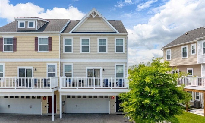 West Ocean City House | Luxury 4 Bedrooms, 3 1/2 Baths End Unit Townhouse in West Ocean City MD!