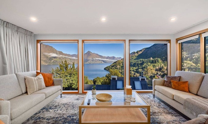 Sunshine Bay Apartment | Luxury 4BR Home - Spa, Views & Pool Table