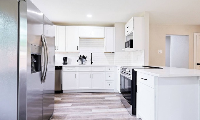 Mesquite House | Luxury 4BR Retreat – 10 Min to Downtown & Lake