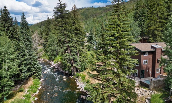 Vail House | Luxury 5 bd 3,100 sq ft home on the river-3 min walk to free shuttle w/hot tub