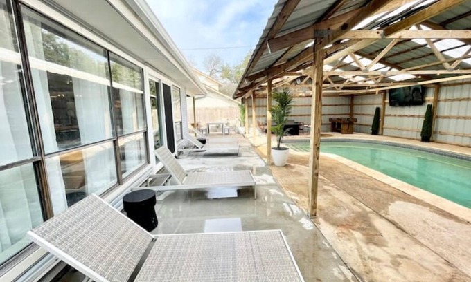 Indian Oaks House | *Luxury 5mi Domain 6Rms3 bath/Pool/HotTub/Foosball