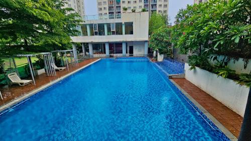 Phase 3 Apartment | Luxury AC 2BHK Full Furnished with Sunrise View, Hill View, Pool, Kitchen, Ergonomic Workstation