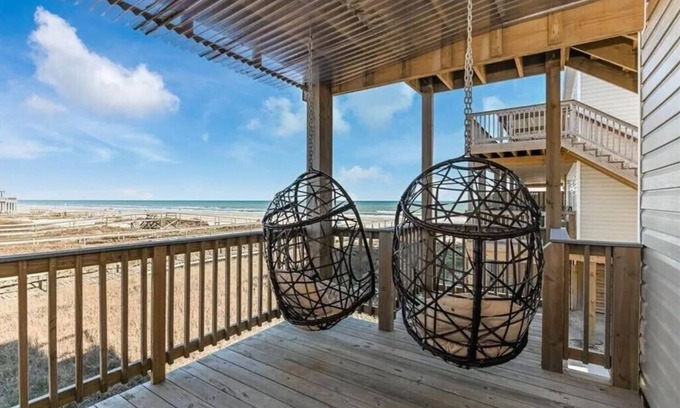 Surfside Beach Condo | Luxury Beachfront Condo with Covered Deck Steps From Beach & Golf Cart Rental
