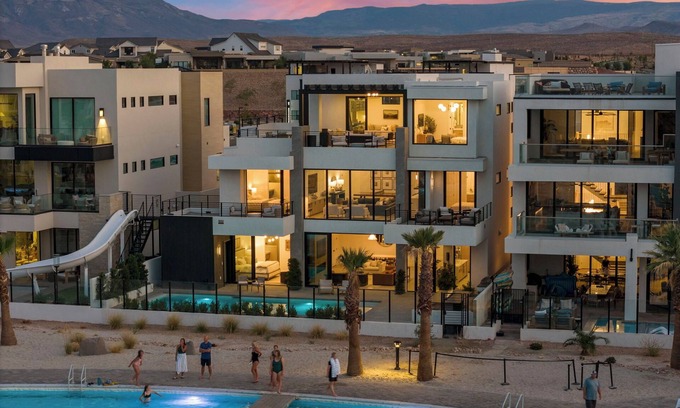 St. George House | Luxury Beachside: Lagoon Front + Private Pool + Fall Break Availability!