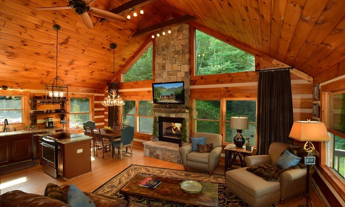 Boone Cabin | ☆ Luxury ☆ Cabin☆3BR☆Firepit☆Fireplace☆Deck☆Porch☆3 Smart TVs☆Mountains☆Jacuzzi☆