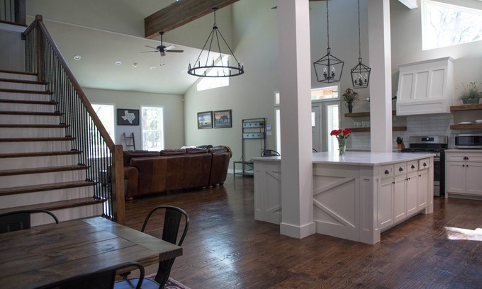 Quinlan Cabin | LUXURY CABIN 50 MIN FROM DALLAS ON 126 LUSH ACRES