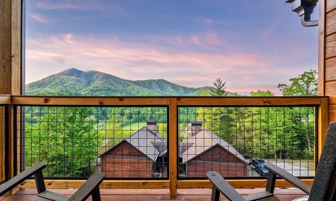 Wears Valley Cabin | LUXURY CABIN | MOUNTAIN VIEWS | HOT TUB |GAME ROOM