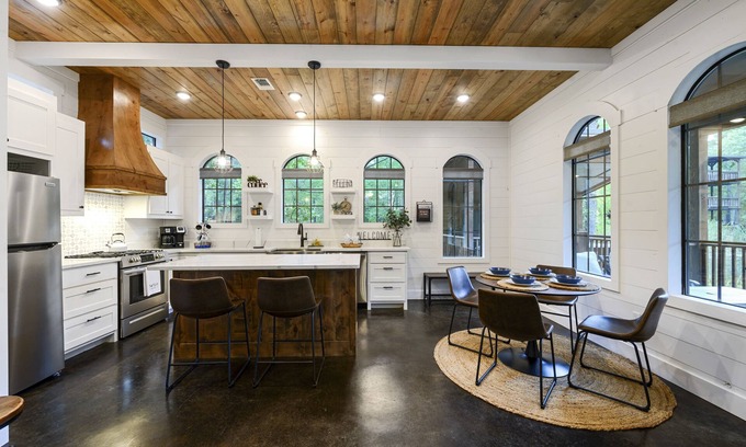 Broken Bow Cabin | Luxury Cabin on a Fishing Pond in the heart of Hochatown.