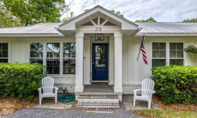 Isle of Palms Apartment | Luxury Coastal Cottage With Pool