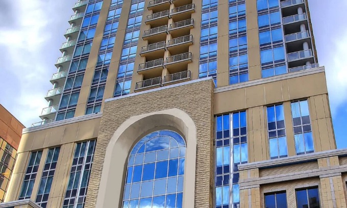 Eau Claire Apartment | Luxury Condo- Downtown, 5 min walk to LRT & Prince’s Island park