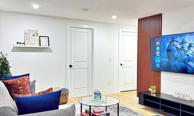 Southwest Calgary Apartment | Luxury : Cozy| Modern| Clean| Spacious| easy Access to major routes in Calgary