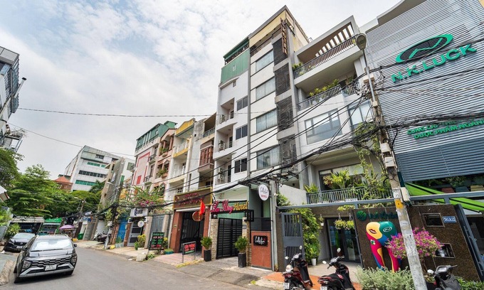 District 10 House | Luxury DBL Retreat | Steps to Van Hanh Hospital