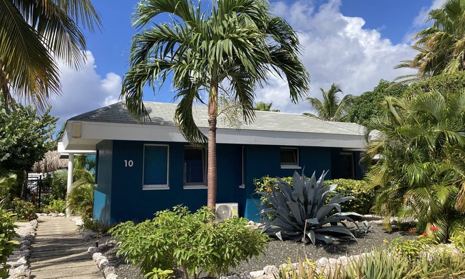 Marie Pampoen House | Luxury detached bungalow within walking distance of Mambo Beach!