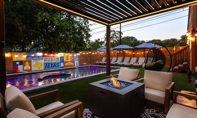 East Cesar Chavez House | Luxury Downtown Retreat w/Pool+Hot Tub, 6Bdr