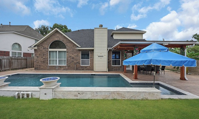 Spring House | Luxury Dream Home with Pool and Surround Sound System. Close to Splash pad, etc.