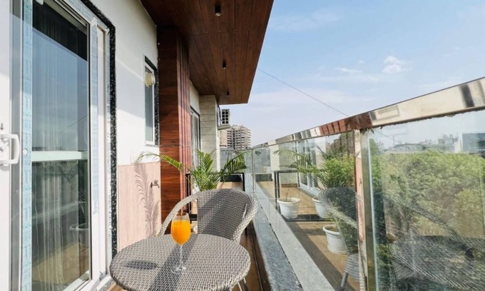 Sector 44 Apartment | Luxury executive suite in Gurugram, featuring air conditioning and Wi-Fi.