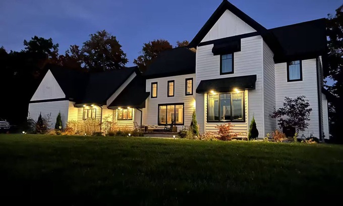 Traverse City House | Luxury Farm Stay on Leelanau Wine Trail. Minutes to Downtown Traverse City.