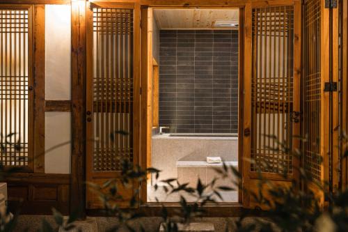 Gahoe-dong Villa | Luxury Hanok Warm Nest Retreat