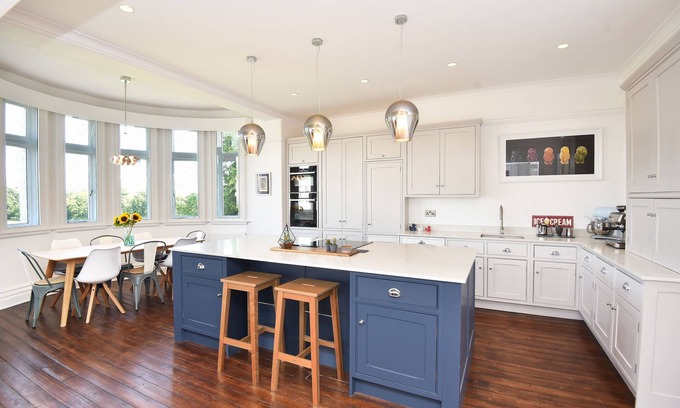 Harrogate Apartment | Luxury Harrogate Property With Amazing Cherry Blossom Views, parking and WiFi