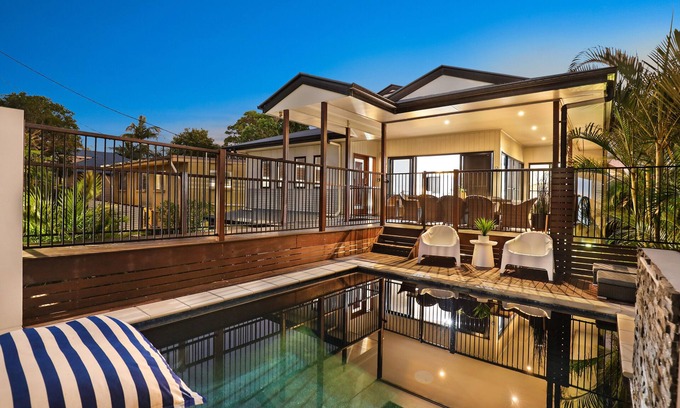 Alexandra Headland House | Luxury Home in Alexandra Headland Walk to the Beach Heated Pool 16 guests Pets ✅