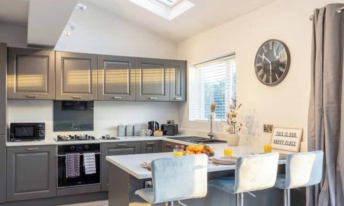 Trafford House | Luxury Home | Manchester - Hale Barns | Sleeps 10