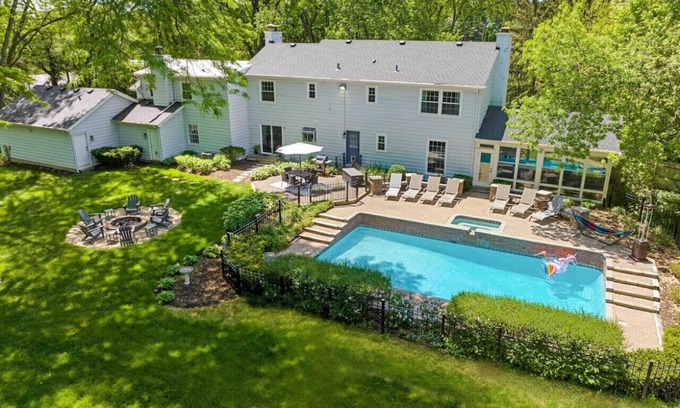 Fox Valley House | Luxury Home w/4Kings, Firepit