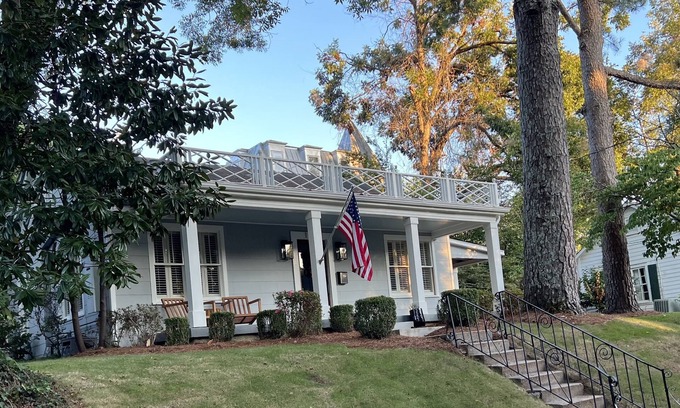 Oxford House | Luxury Home - Walk to Grove and Square - Outdoor Patio Seating