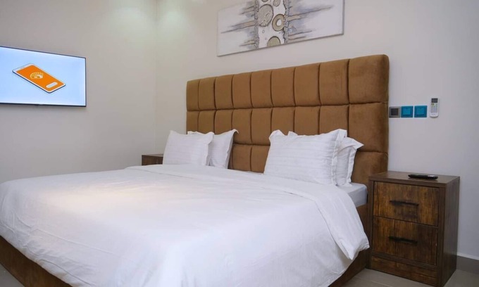 Abuja House | Luxury House - Sleeps 8 & Free Parking