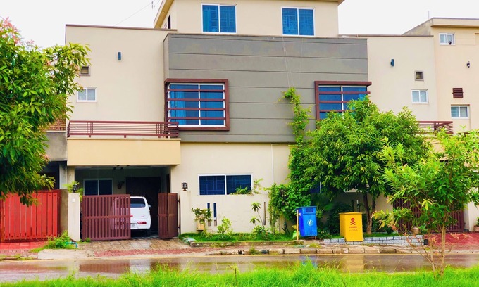 Bahria Town House | Luxury house with 4 bedrooms and free parking