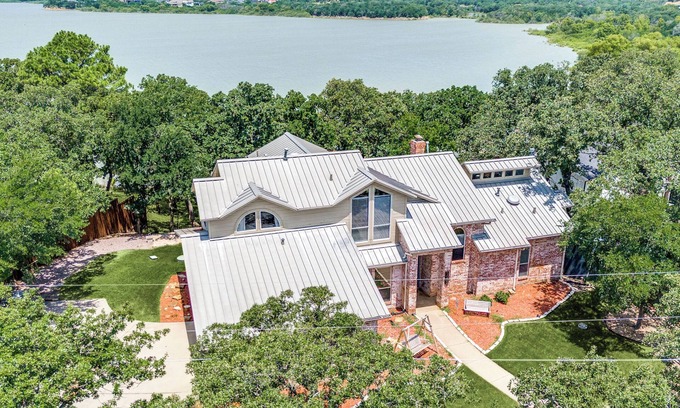 Hickory Creek House | Luxury Lake Front Getaway close to Dallas, Frisco, Little Elm