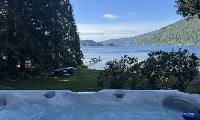 Sedro-Woolley Apartment | Luxury Lakefront with *Hot Tub*Private Dock*Pool Table