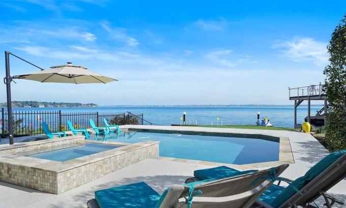 April Sound House | Luxury Lakefront with Spectacular Pool, Spa & Putting Green! Fully Remodeled!
