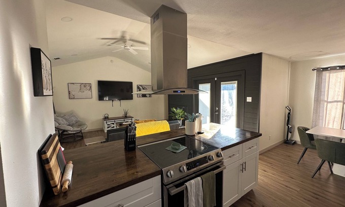 San Angelo House | Luxury Lane: Prime Location by ASU & Across from GF Base - No Stairs - Pet Haven