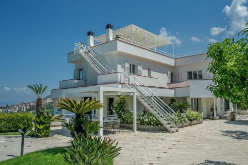 Positano Villa | Luxury Levaina Villa Sleeps 8 on the Amalfi Coast