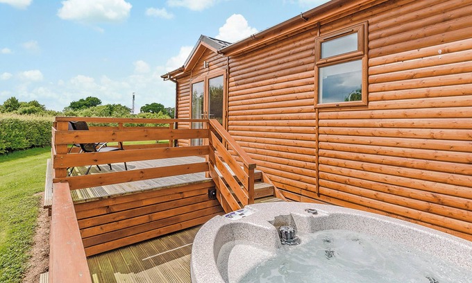Upper Battlefield Ski Chalet | Luxury lodge with king-size bed with en suite shower.
