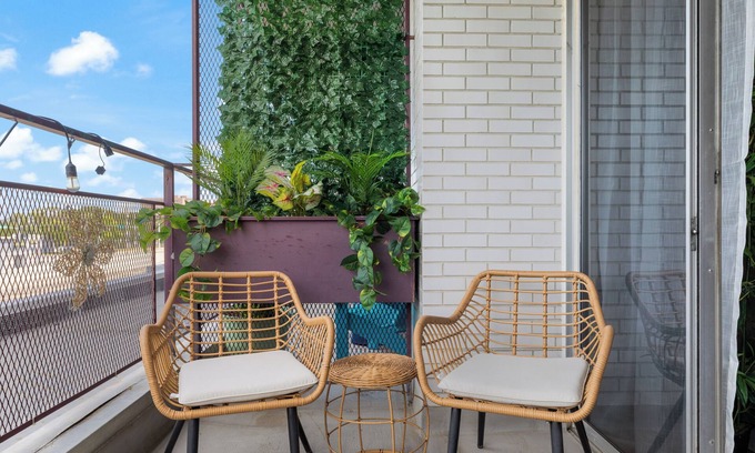Downtown Omaha Condo | Luxury Mid-century Condo, Cozy & Fully Remodeled. Stocked with Many Extras!
