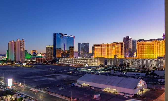 Las Vegas Hotel | 🎰 Luxury Modern Presidential Suite - Strip View - No Resort Fees! 🎰