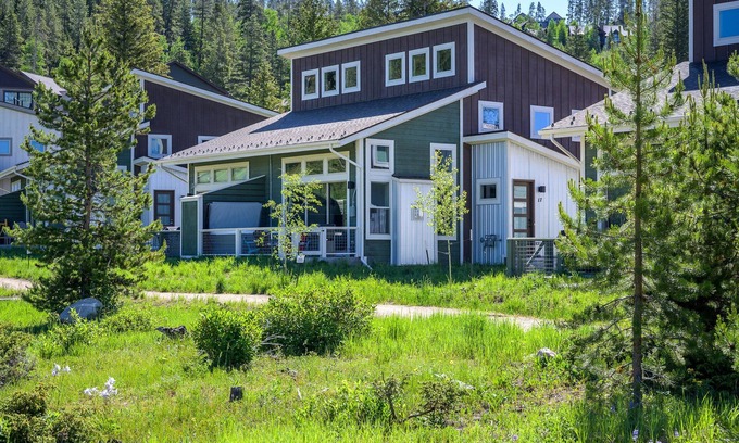 Rendezvous House | Luxury Mountain Cabin 17 I Private Hot Tub I Great Views I Best Price I Discounted Attractions