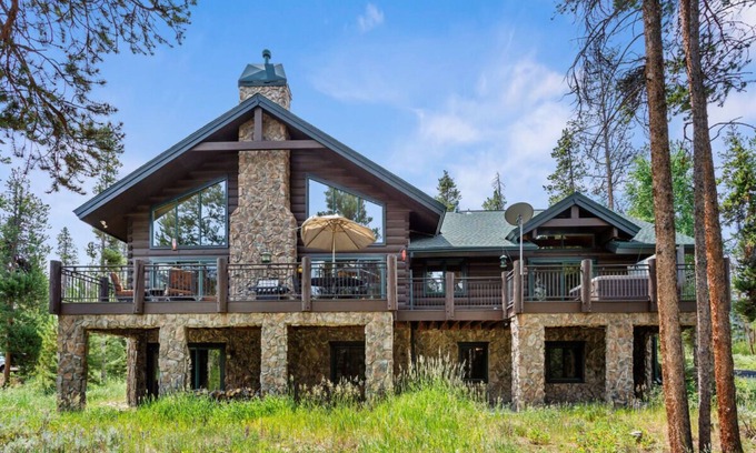 Granby House | Luxury Mountain Cabin: Hot Tub, Mtn Views, Game Room - Sleeps 10