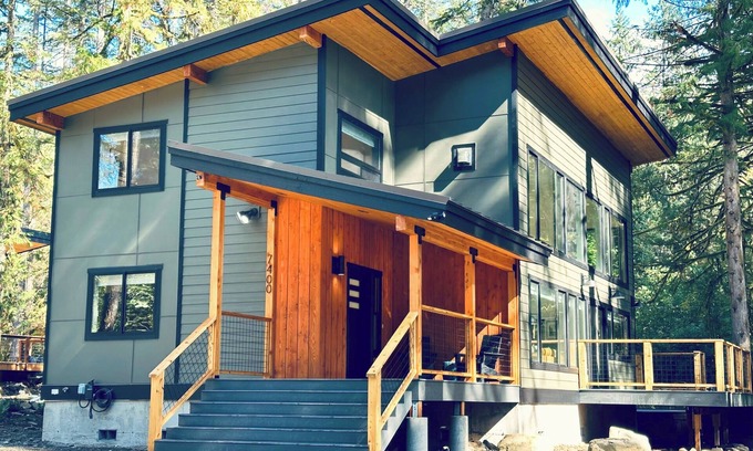 Glacier Cabin | Luxury Mt. Baker Retreat with Hot Tub and Fast Wi-Fi